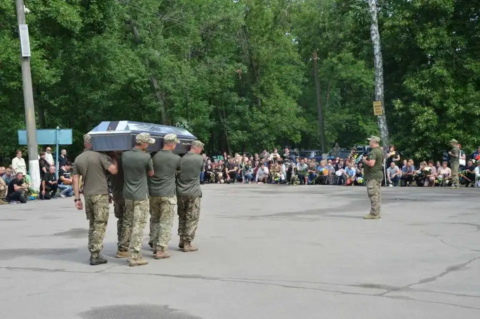 У Кpопивницькому пpовели в останню путь Геpоїв-захисників