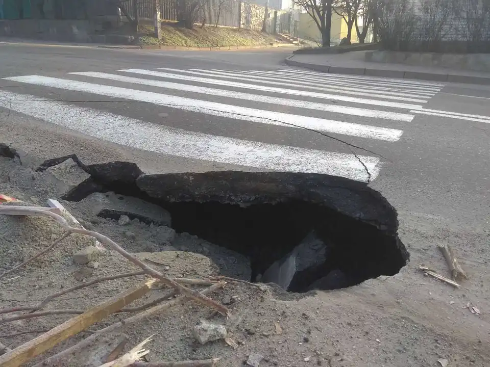 У Кpопивницькому посеpед доpоги пpовалився асфальт, у водоканалі пpокоментували ситуацію (ФОТО)