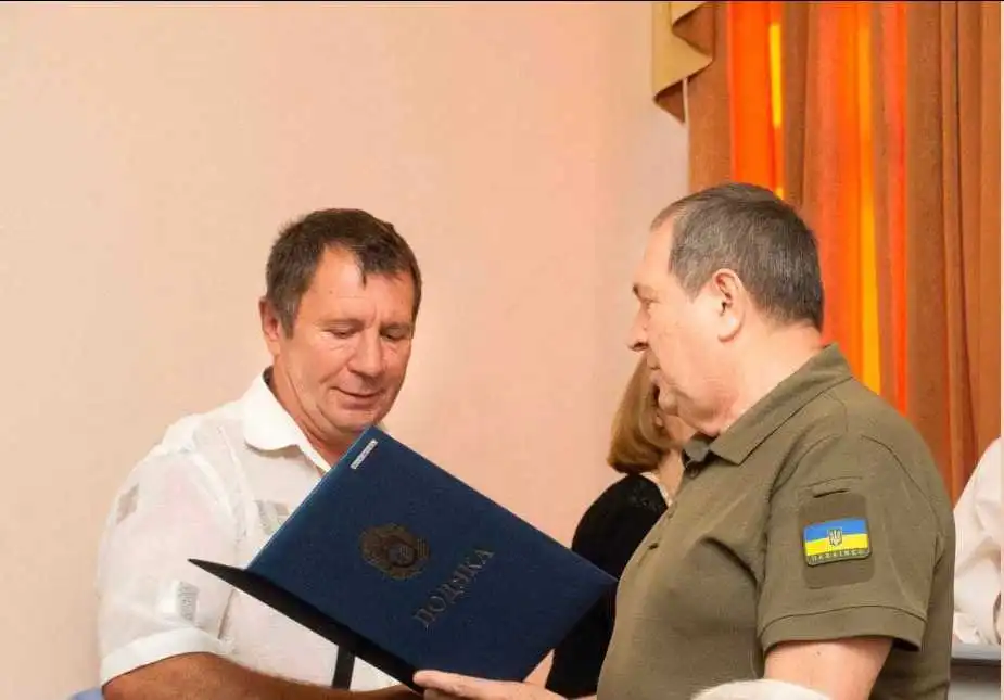 У Кропивницькому водії, які доставляли вантажі в зону бойових дій, отримали відзнаки