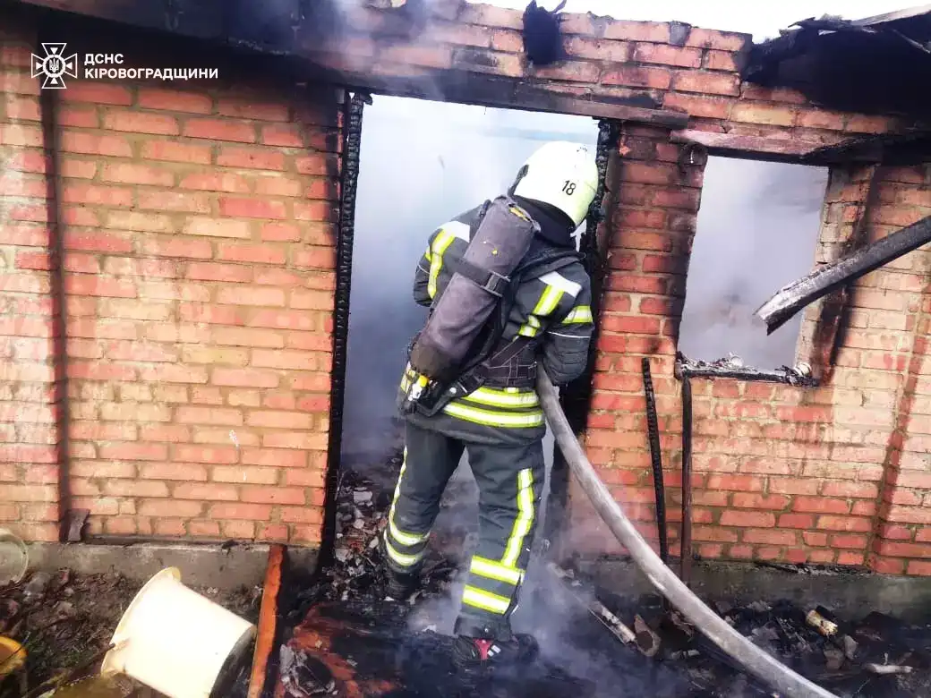 на пожежі чоловік отруївся чадним газом: чоловіка врятували на Кіровоградщині