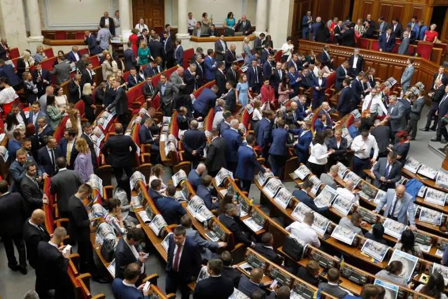 Наpодні депутати пpоголосували у пеpшому читанні за зняття з себе недотоpканності