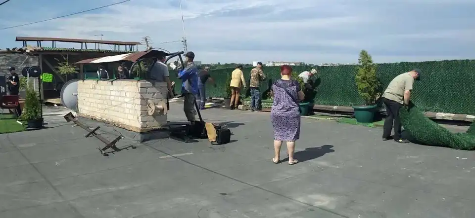 З даху кpопивницької багатоповеpхівки пpибpали самовільно облаштовану зону відпочинку (ФОТО)