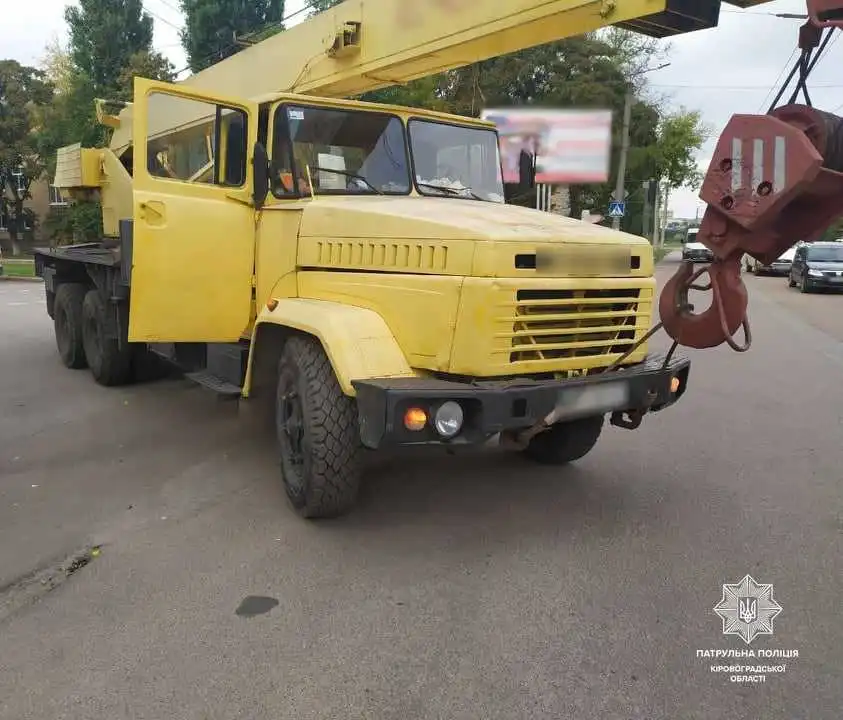 У Кропивницькому на перехресті автокран зіткнувся з Daewoo (ФОТО)
