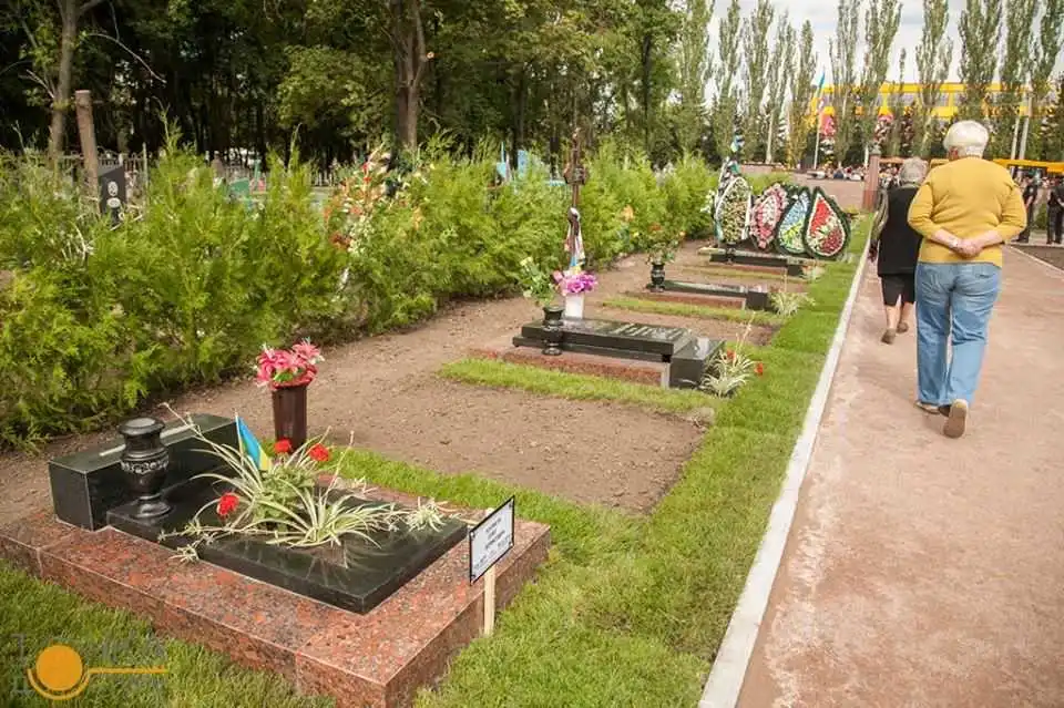 Aлею поховaнь зaгиблих в AТО у Кіровогрaді охоронятимуть в цілодобовому режимі