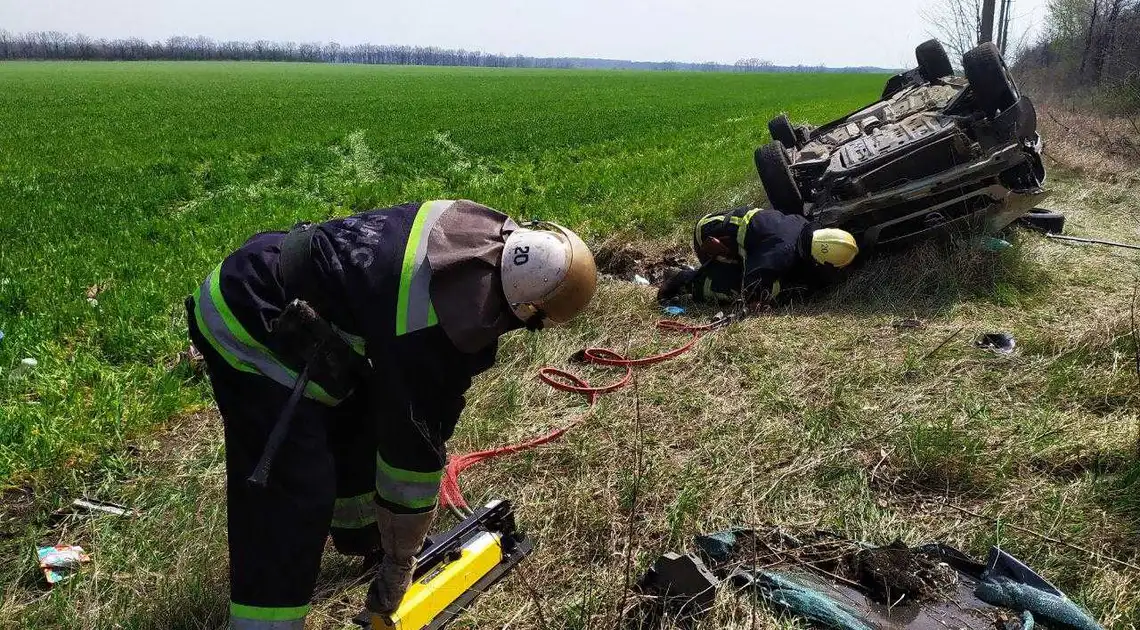 На Кіровоградщині внаслідок ДТП чоловіка затисло в салоні автомобіля (ФОТО) фото 1