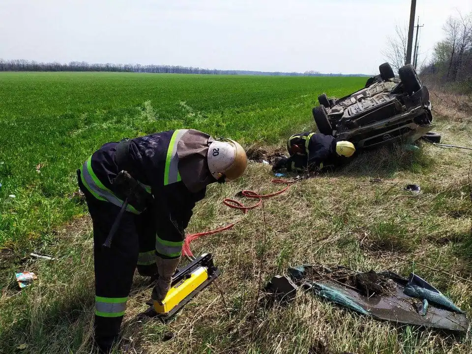 На Кіровоградщині внаслідок ДТП чоловіка затисло в салоні автомобіля (ФОТО)