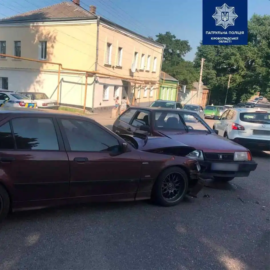 У Кропивницькому на перехресті зіткнулися BMW та ВАЗ (ФОТО)