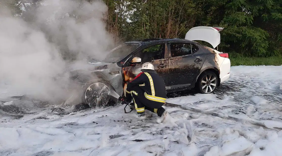 На Кіровоградщині горів автомобіль "KIA Optima" (ФОТО) фото 1