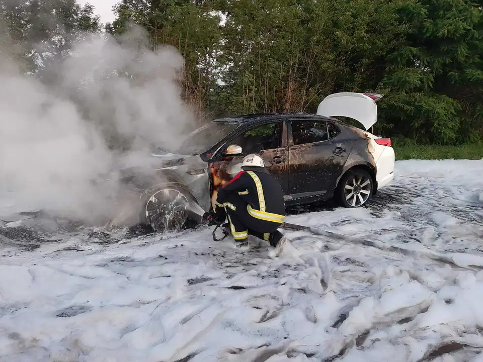 На Кіровоградщині горів автомобіль "KIA Optima" (ФОТО)