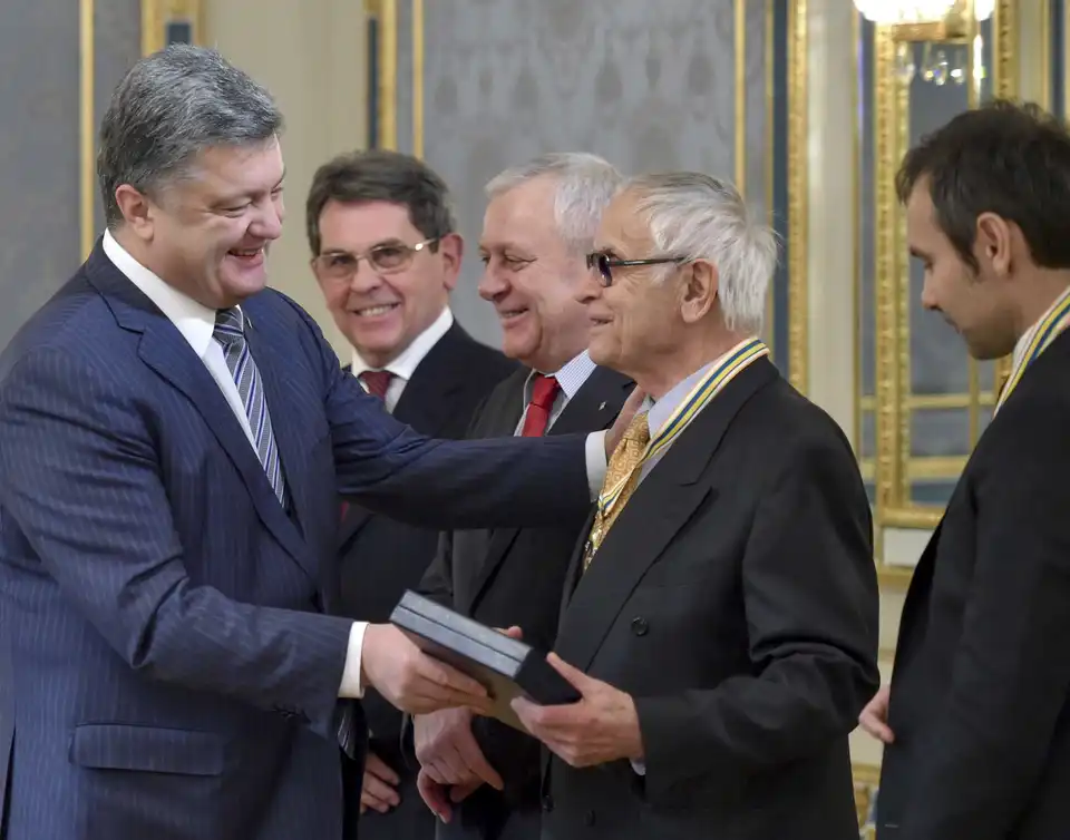 Порошенко нагородив Вакарчука орденом фото 1