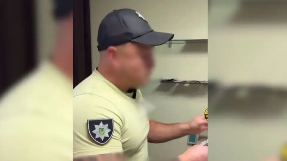 Ходив з шевроном поліції: на Кіровоградщині оштрафували чоловіка