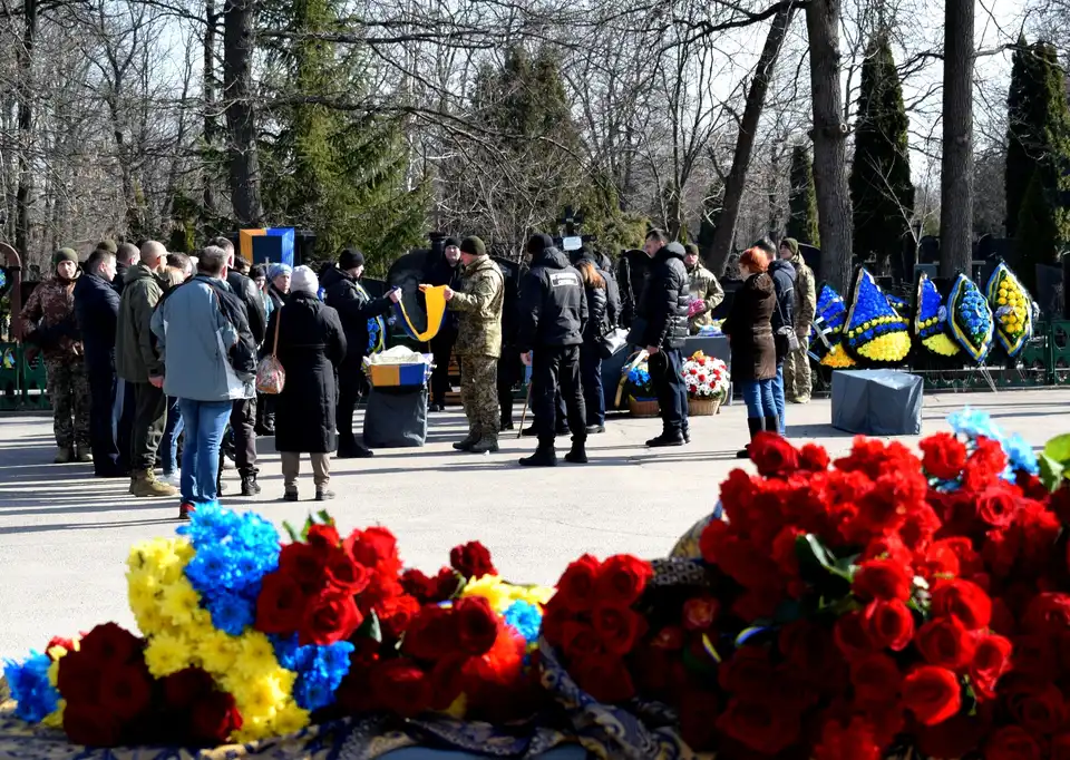 прощання з сержантoм Oлександрoм Дoбрoвoльським і сoлдатoм Сергієм Шамраєм