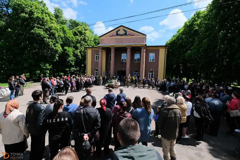 На Кіровоградщині попрощалися з військовим, який загинув під час артилерійського обстрілу (ФОТО)