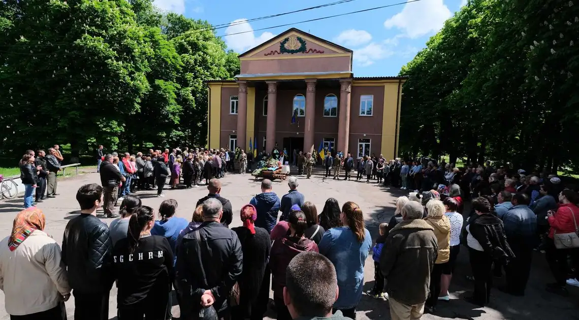 На Кіровоградщині попрощалися з військовим, який загинув під час артилерійського обстрілу (ФОТО) фото 1