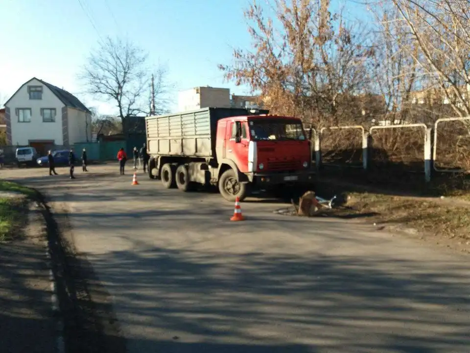 На Кіровоградщині водій "КамАЗа" збив велосипедистку