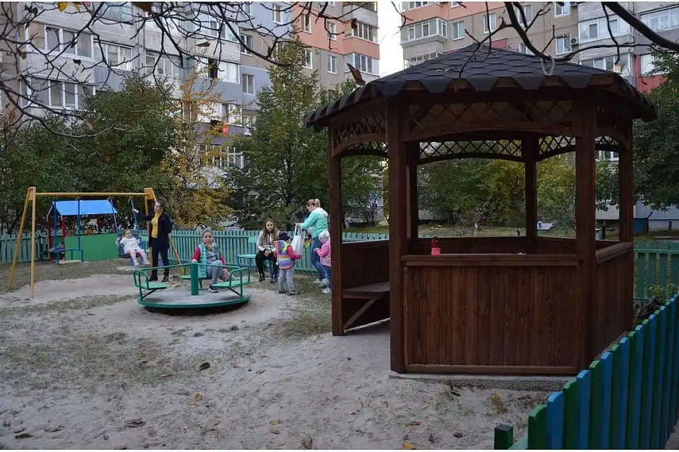 В одному з мікрорайонів Кропивницького відкрили сучасний дитячий майданчик (ФОТО)