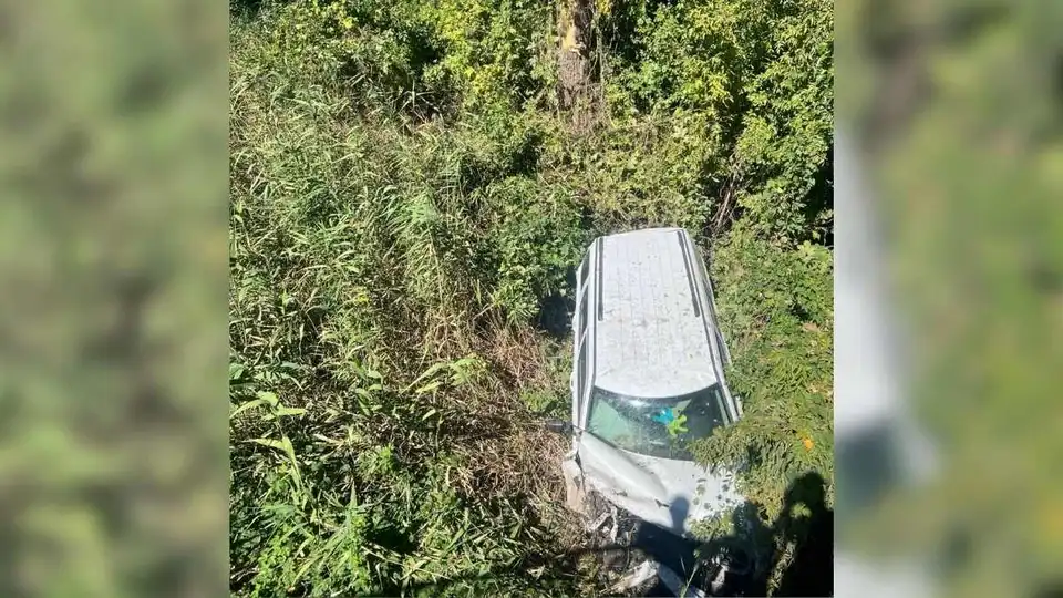Автівка злетіла з мосту у Кропивницькому: в поліції розповіли подробиці