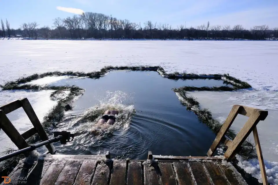 Свято Водохреща: як жителі Кропивницького пірнали в крижану воду (ФОТОРЕПОРТАЖ)