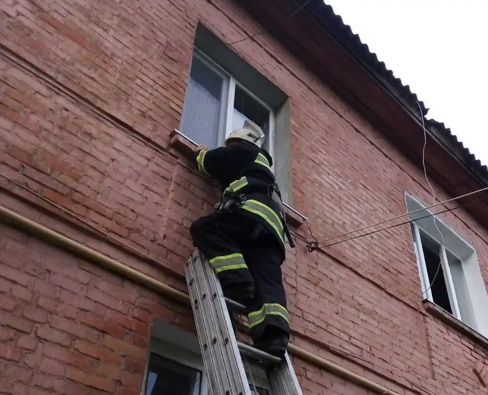 На Кіровоградщині врятували пенсіонерку, яка стала "заручницею" власної квартири