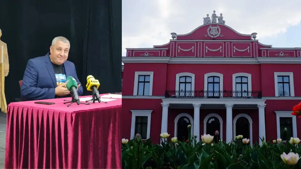 Директор театру