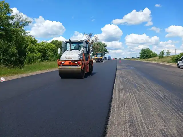 Дорожня техніка ремонтує дорогу. Фото: Державне агентство відновлення та розвитку інфраструктури України﻿.