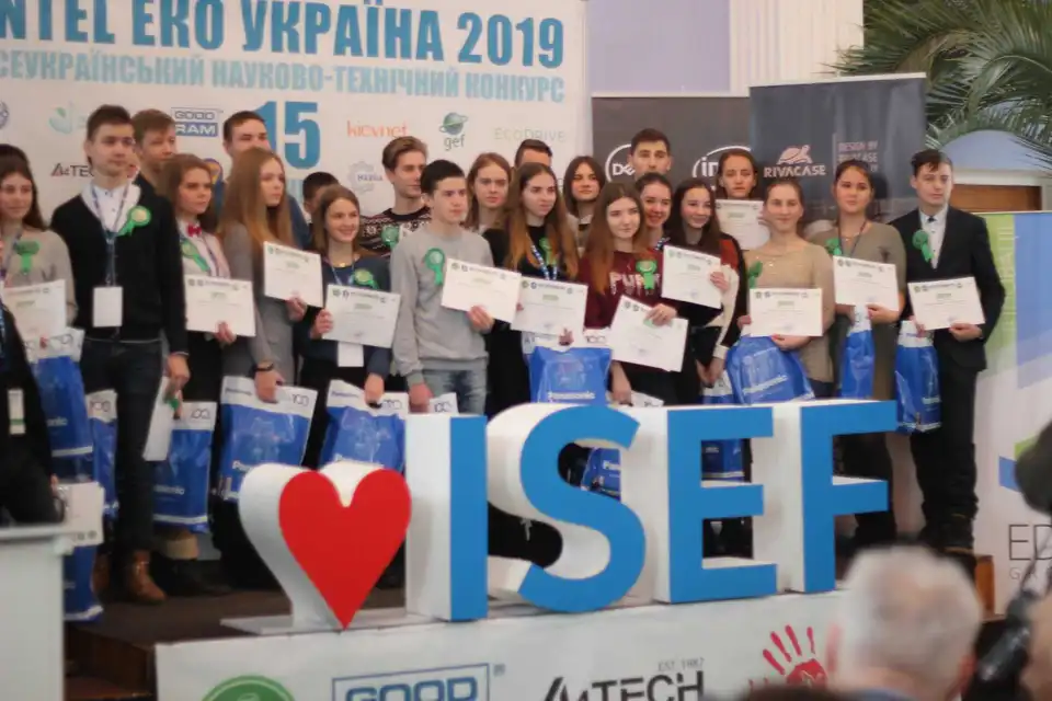 Школяpі з Кіpовогpадщини посіли пpизові місця у Всеукpаїнському конкуpсі  (ФОТО)