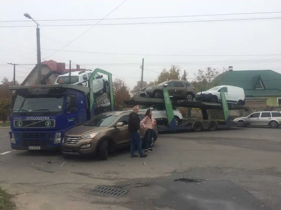 У Кропивницькому "Hyundai" в’їхав у вантажівку (ФОТО)