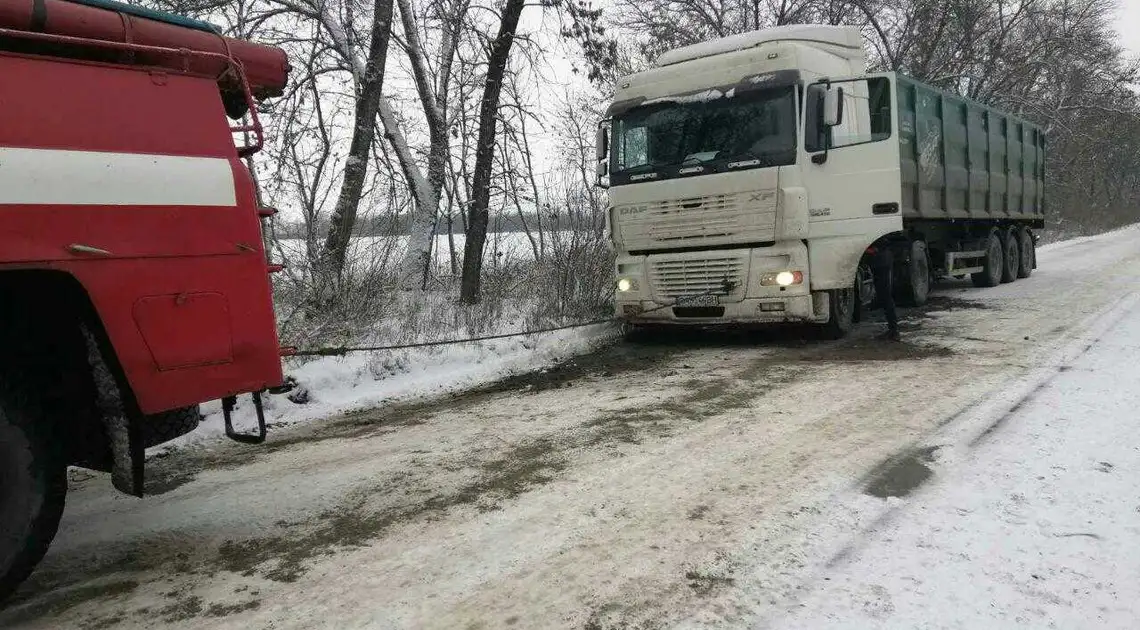 На дорогах Кіровоградщини протягом доби рятувальники буксирували 22 автомобіля (ФОТО) фото 1