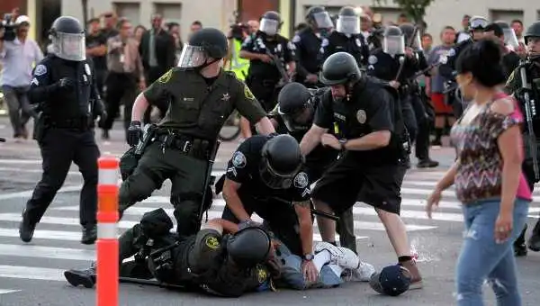 Війна компроматів: чим загрожує Україні розв’язаний Росією хаос в США фото 1