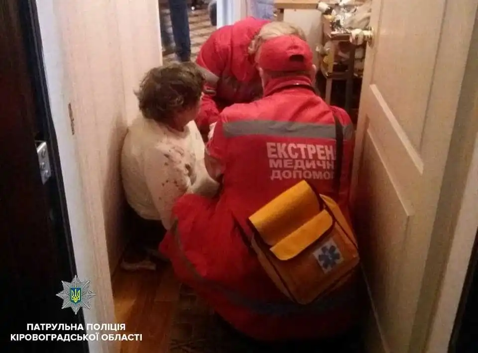 Жінку у Кропивницькому рятували патрульні, ДСНСники та лікарі «швидкої» (ФОТО)