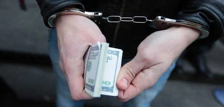 СБУ в Кропивницькому затримала посадовця, що отримав за приватизацію квартири 5 тисяч доларів хабара фото 1