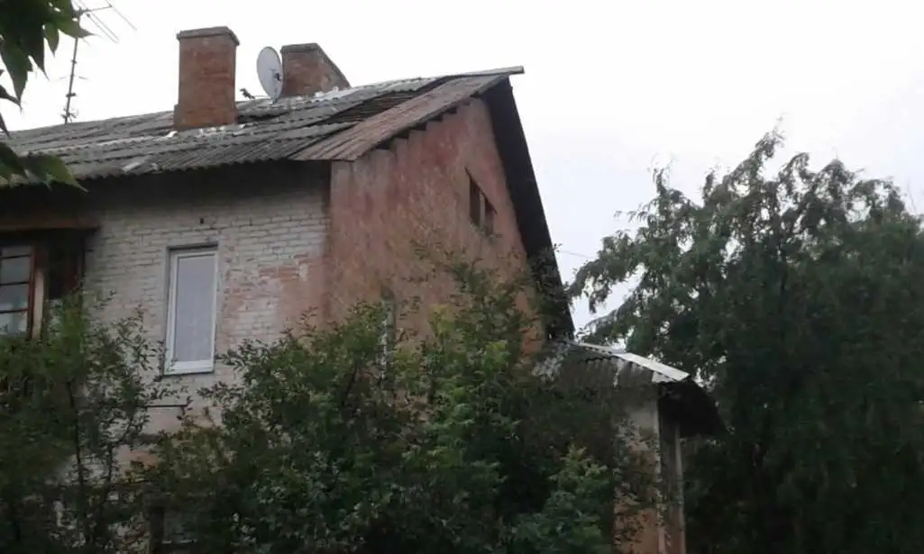 На Кіровоградщині вітер зірвав з будинку дах (ФОТО) фото 1