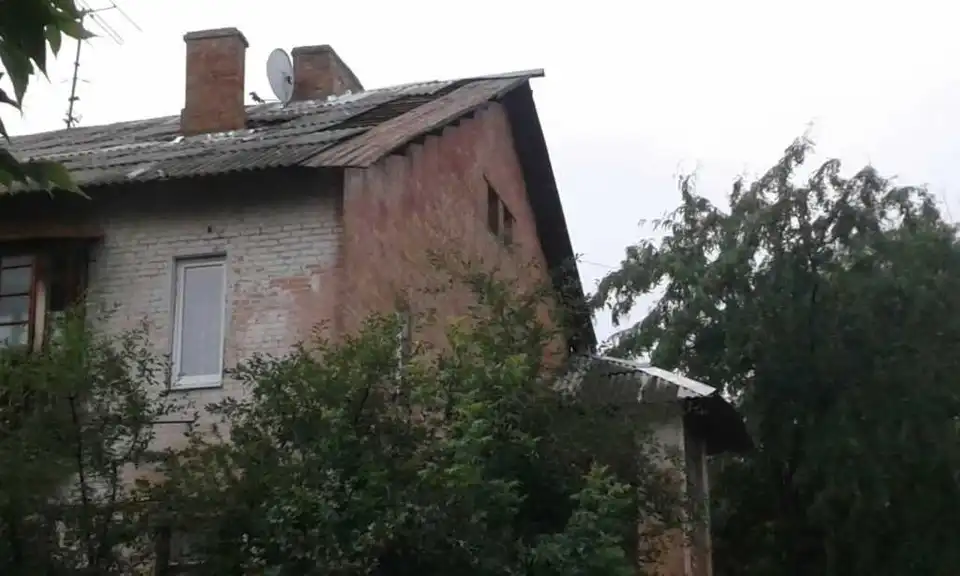 На Кіровоградщині вітер зірвав з будинку дах (ФОТО)