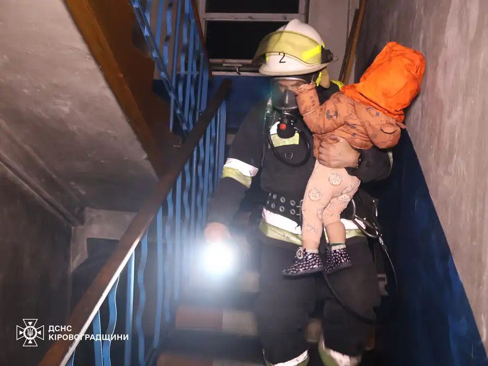 Врятували трьох дітей на пожежі у будинку в Кропивнцькому