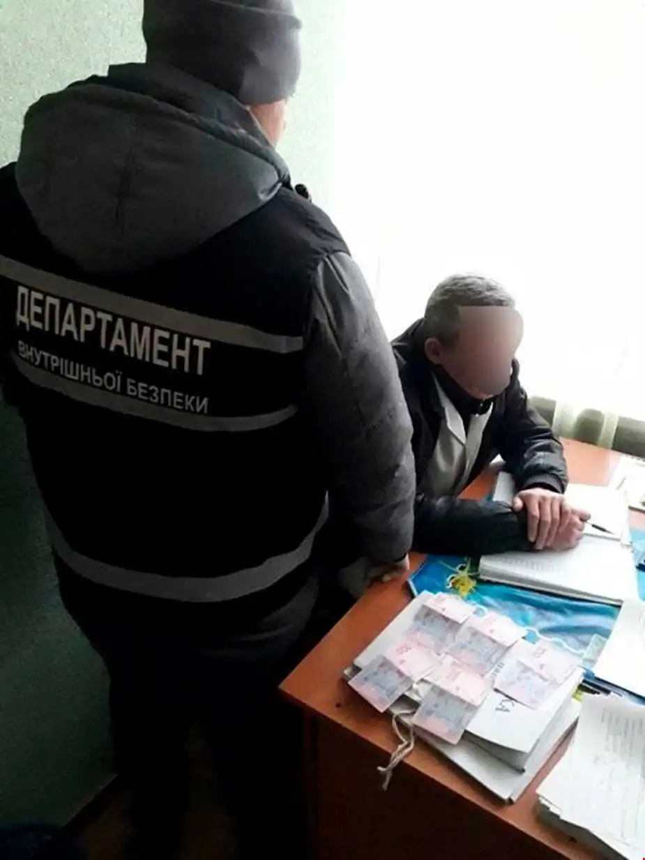 Нарколог з Кіровоградщини, що вимагав хабар з поліцейських, сидітиме вдома
