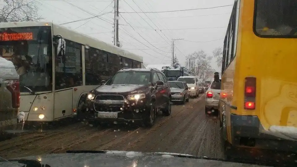 У Кропивницькому перекрили рух транспорту під "Аркою" (ФОТО)
