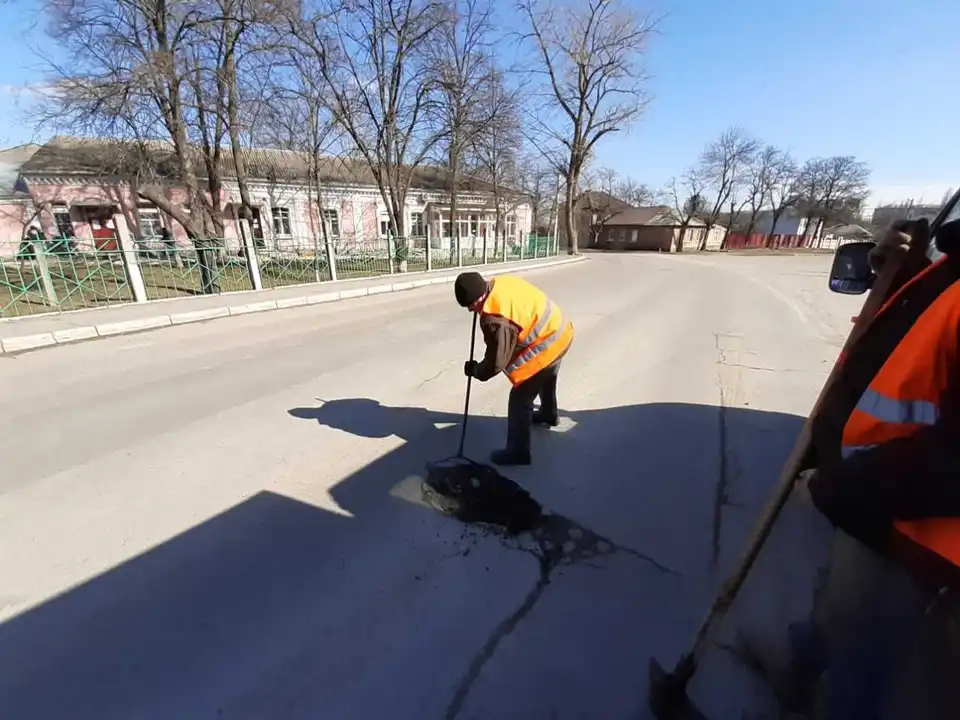 Міський голова Кропивницького закликав комунальників пришвидшити ремонт доріг та прибирання міста