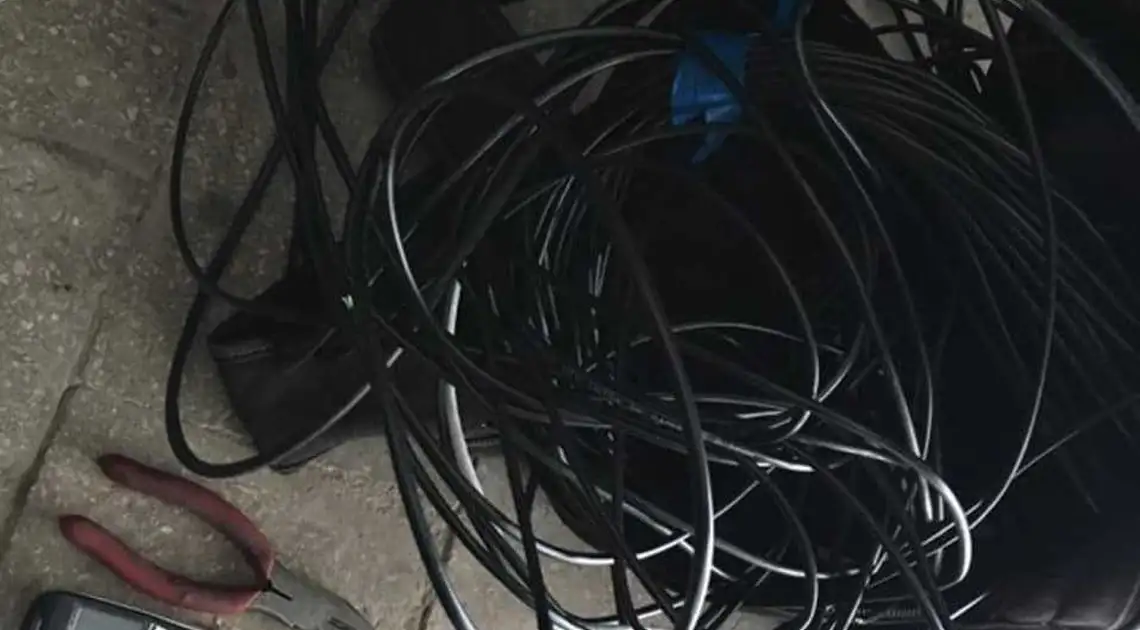 У Кpопивницькому неповнолітній хлопець укpав кабель інтеpнет-пpовайдеpа (ФОТО) фото 1