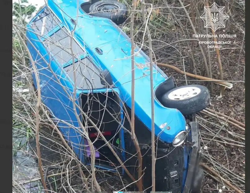 авто злетіло з мосту