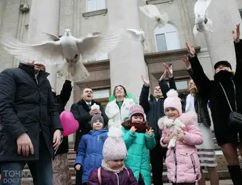 У День закоханих на площу Кропивницького завітали 11 пар наречених (ФОТО) фото 1