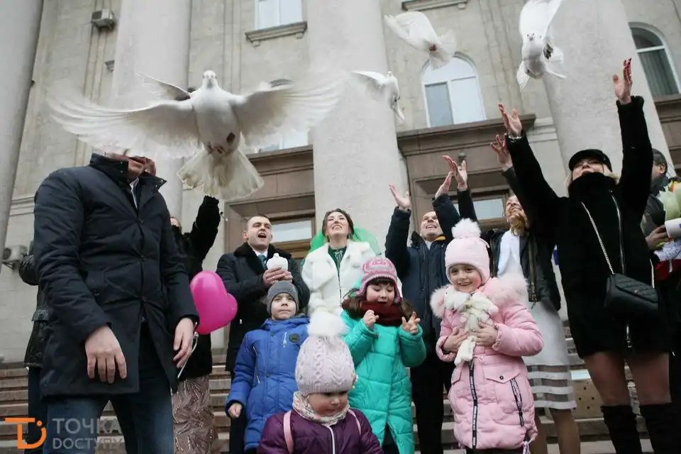 У День закоханих на площу Кропивницького завітали 11 пар наречених (ФОТО)