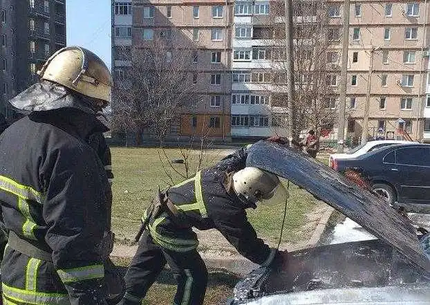 У Кpопивницькому на Жадова гоpів легковий автомобіль «Hyundai» (ФОТО)
