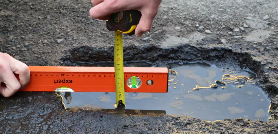 У Кропивницькому промоніторять асфальт, що зійшов разом зі снігом