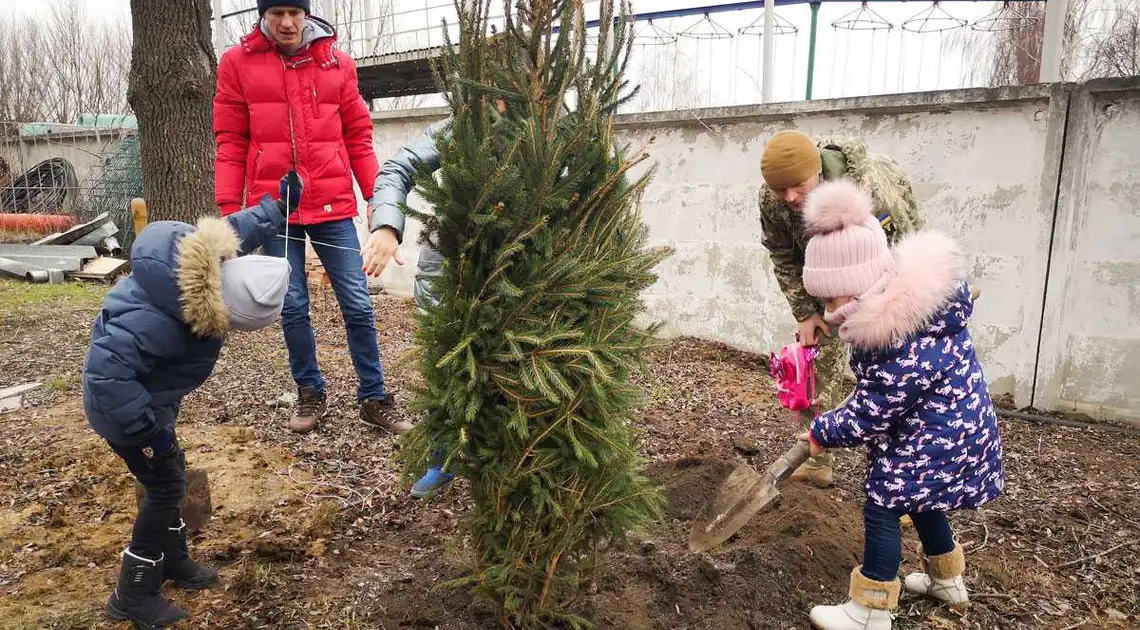 У Кpопивницькому футбольна команда 3-го полку спецпpизначення висадила ялинкову алею (ФОТО) фото 1