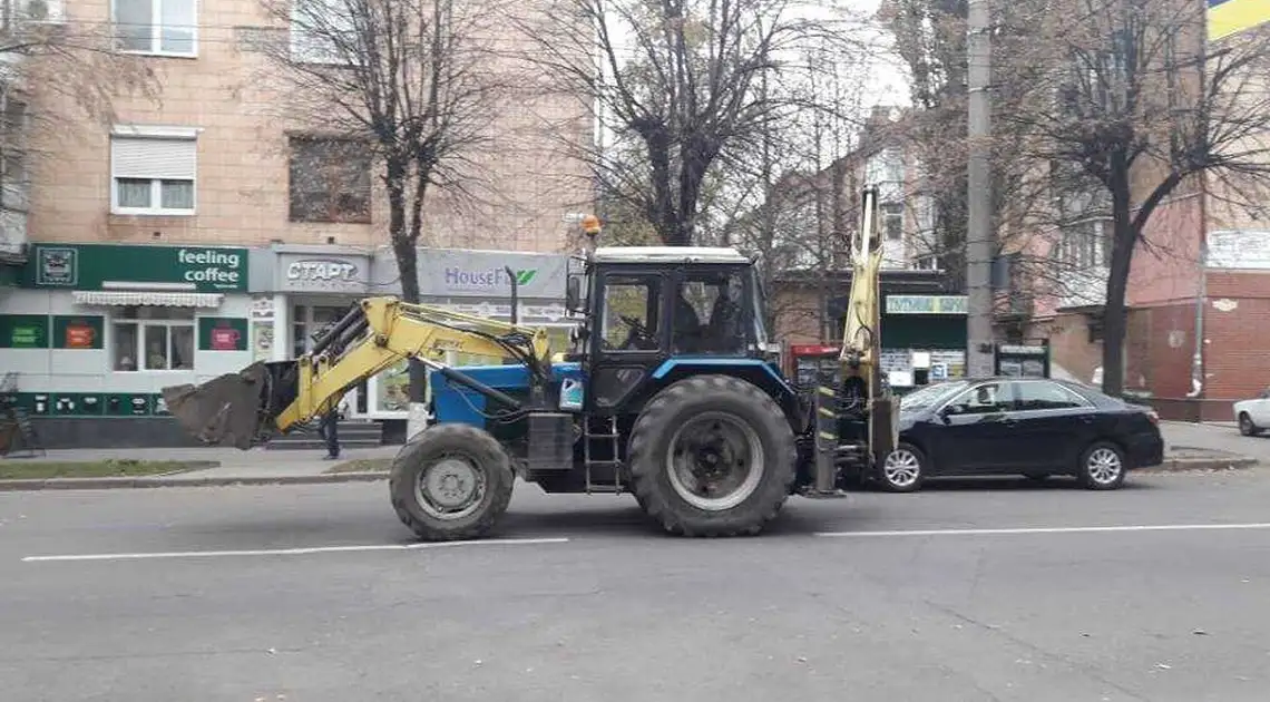 У Кропивницькому  водій трактора розтрощив сіті-лайт і втік (ФОТО) фото 1