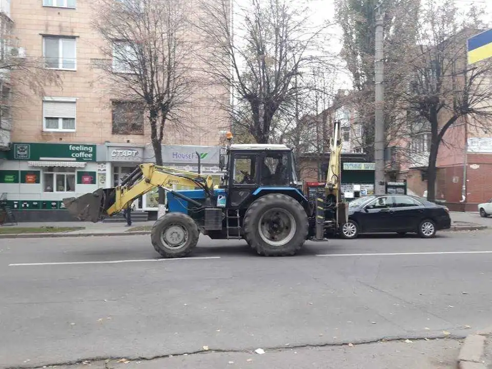 У Кропивницькому  водій трактора розтрощив сіті-лайт і втік (ФОТО)