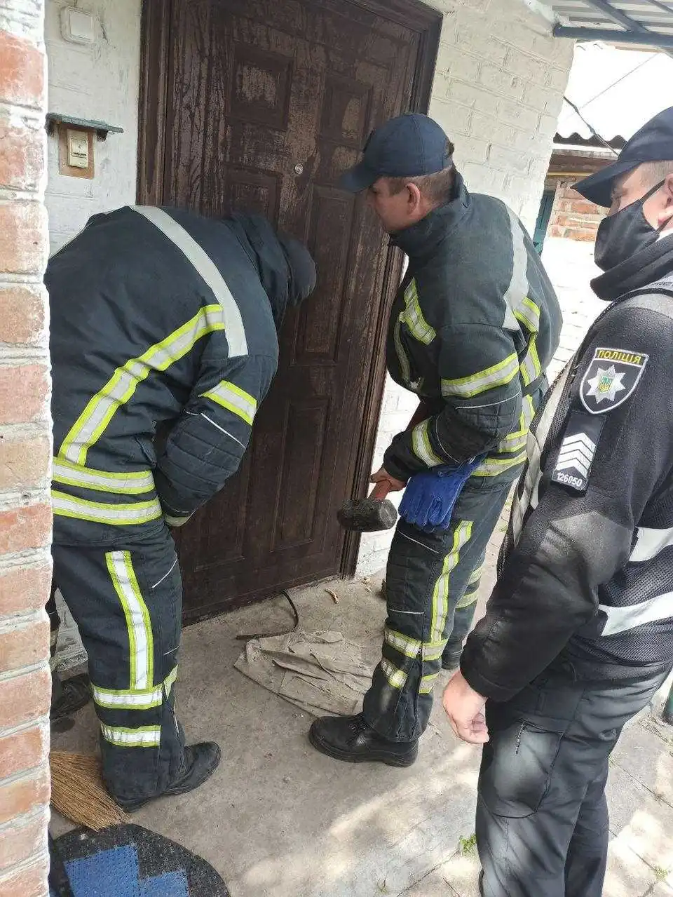 На Кіровоградщині врятували хвору пенсіонерку, яка опинилася замкнена в будинку (ФОТО)