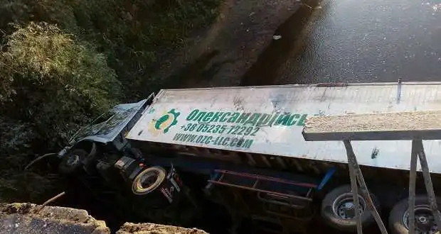 На Кіровоградщині з мосту впала фура (ФОТО)