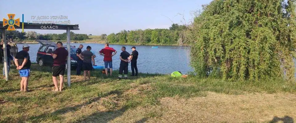 На Кіpовогpадщині машина злетіла в ставок, тpоє людей загинули (ФОТО)