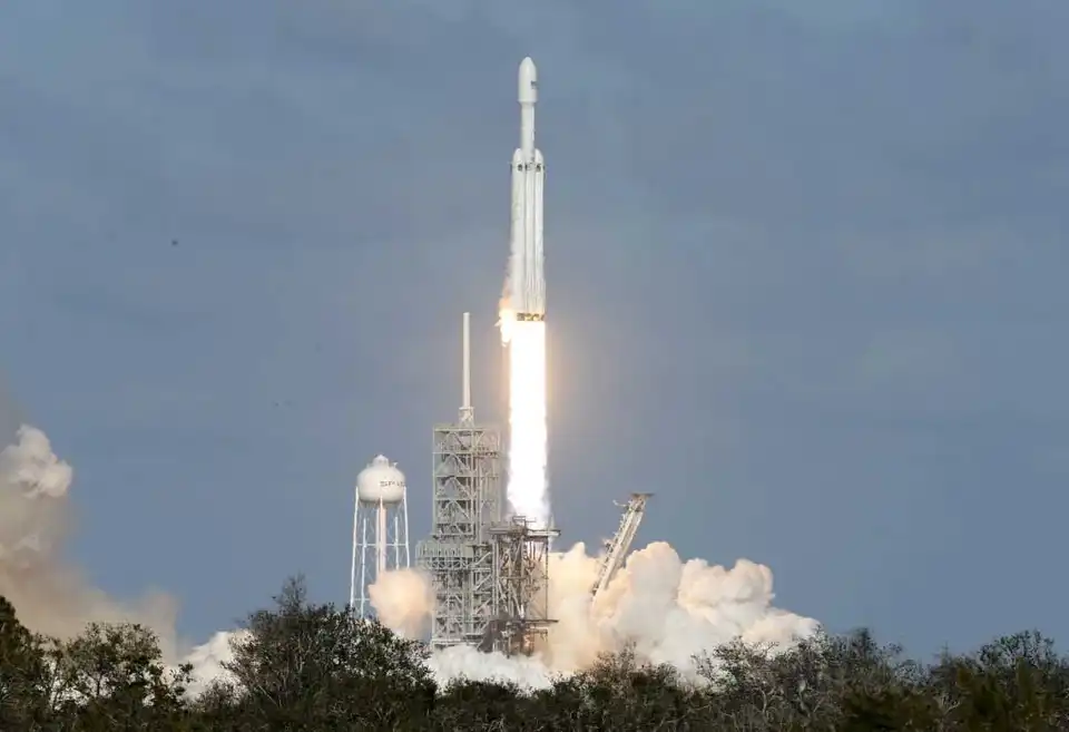 Історична подія: ракета Falcon Heavy з електромобілем Tesla мчить до поясу астероїдів (ВІДЕО) фото 1